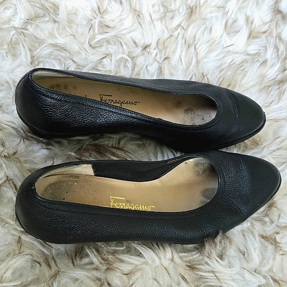 SALVATORE FERRAGAMO Wonen's Black Leather Classic Gancini Toe Size 6.5M 🌴 - Picture 2 of 10